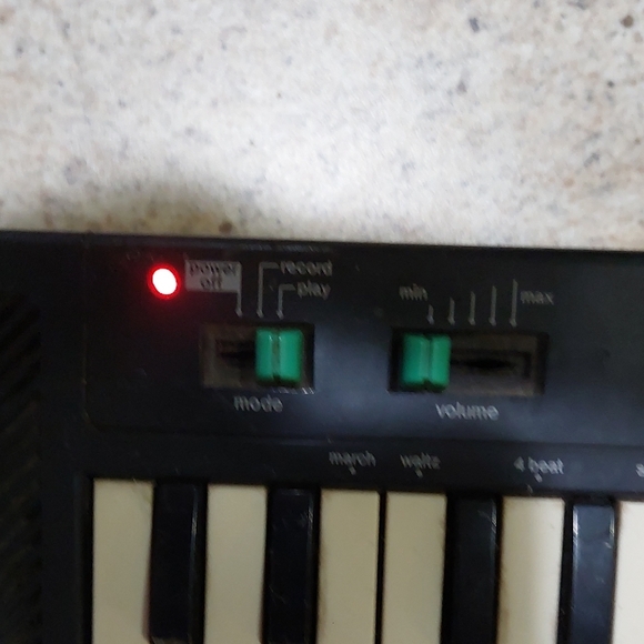 Casio PT-10 Keyboard with Black and White Keys - Picture 9 of 14